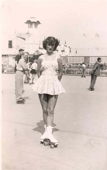 Charming Vintage Photos of Roller-Skating Girls From the Mid-20th ...